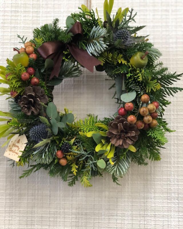 こんにちは😃
フラワーヒルズです。

本日11月24日の花ごよみの
作品です✨

今年初めての
クリスマスリース作り💕

ちょっと難しい
フルリースにチャレンジです✨

グリーンの豊かなグラデーション
の上にアクセサリーを乗せて💕

個性溢れる作品に仕上がりました

例年より　暖かい日々が続き
クリスマス準備⁉️
と不思議な感覚の11月の終盤

でもでも💕ご覧ください♪

雪の降る中　トナカイと
サンタが見えてきました💖

お家に飾って
気分は一気にクリスマス❣️❣️

次回12月14日の花ごよみは
お正月しめ飾りですが
満席となりました。

#フラワーヒルズ
#マーサーズ
#ワークショップ
#花ごよみ
#クリスマス
#クリスマスリース
#グリーン
#フルリース
#サンタクロース
#赤い実
#ネイティブフラワー
#ヒバ
#アクセサリー
#フラワーアレンジメント
#花
#花のある暮らし