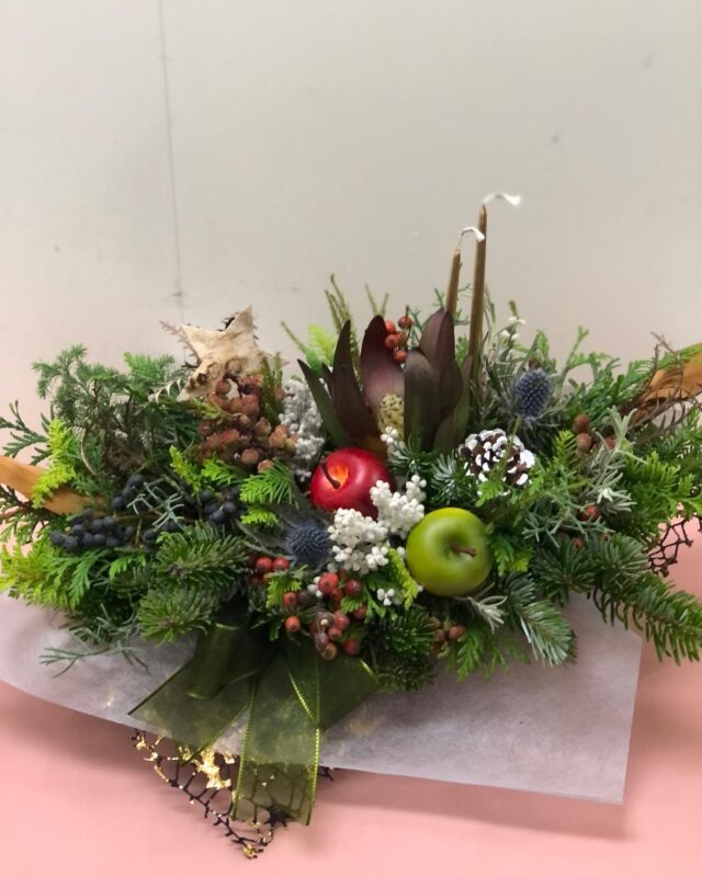 こんにちは😃
フラワーヒルズです。

11月22日、26日と2日間に渡り
pinks様での
クリスマスワークショップ🎄
皆様の作品です✨

今回はXmasテーブルフラワー❣️
グリーンコニファーに
ネイティブフラワー
キャンドルも立てて♪
このままでドライになります^ ^

お家が華やぎますねー✨

Xmas 🎶ソングをかけて
ノエルを待ちます💕

#pink’s
#フラワーヒルズ
#マーサーズ
#ブティック
#クリスマス
#グリーン
#コニファー
#ネイティブフラワー
#くじゃくひば 
#くりすますあれんじめんと 
#テーブルフラワー
#キャンドル
#癒し
#ワークショップ
#りんご
#赤い実
#花
#フラワーアレンジメント
#フラワーレッスン
#花のある暮らし