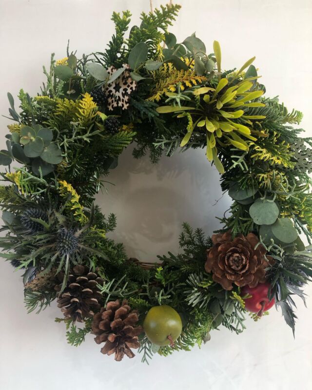 こんにちは😃
フラワーヒルズです。

12月3日、6日に行われた
瀬谷新聞店ワークショップの
クリスマスフルリースです✨

グリーングラデーションの
美しさが際立ってますねー♪

1時間以上かけてリース台に
小さなグリーンブーケのパーツ
を重ねて綺麗な円を作りました😊

アクセサリーの付け方にも
個性が出ますね❣️

爽やかなグリーンの香りに
包まれて
ノエルを迎える楽しい時間💖

お家に飾ってXマスパーティの
計画を立てましょう💕

今年も沢山の方々にご参加頂き
皆様と楽しい時間を過ごす事が
出来ました💕
感謝の気持ちでいっぱいです😊

また、瀬谷新聞店のスタッフの
皆様、今年もお世話になりましてありがとうございました😊

少し早いですが、
皆様どうぞ
良いお年をお迎えください^_^

#瀬谷新聞店
#マーサーズ
#フラワーヒルズ
#ワークショップ
#クリスマスリース
#クリスマス
#グリーングラデーション
#ヒバ
#モミ
#フラワーアレンジメント
#花のある暮らし