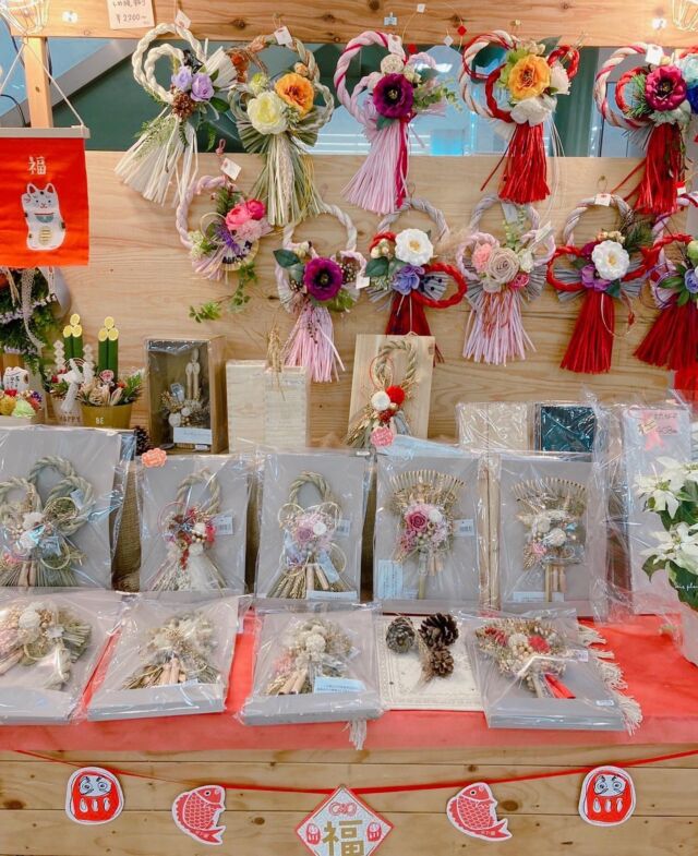 フラワーヒルズです。
FKDインタパーク様で年末のポップアップストア開催中です🎄

期間:12/9〜12/31
中央アトリウム　階段下
詳細:画像5枚目

✴︎✴︎✴︎✴︎✴︎✴︎✴︎✴︎✴︎✴︎✴︎✴︎✴︎✴︎

シクラメンに、ポインセチア。お歳暮にも重宝します。
また、クリスマスシーズンから迎春まで飾れるオシャレな🌟しめ縄飾りなど。
気分はお正月に向けて段々とシフトです♫

恒例のネイティブフラワーコーナーもありますよ。ぜひ遊びに来てくださいね。

#迎春#くりすますぷれぜんと #もうすぐクリスマス #しめ飾り #シクラメン #ポインセチア#プリンセチア#fkdインターパーク #スワッグ #ハンドメイド#花のある暮らし #ポップアップストア #フラワーヒルズ #マーサーズ