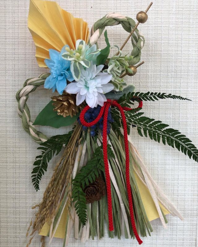 こんにちは😃
フラワーヒルズです。

12月14日の花ごよみ
しめ飾りの皆様の作品です✨

どれも個性の光る逸品❣️
可愛い作品が💕出来ました💖

1年もあっという間に過ぎ
2023年を迎える準備です♪

次回、今年最後の花ごよみは
12月28日(水)
生花でお正月アレンジメントです。
参加費3300円

午前の部は満席になりました。

午後の部1時30分から〜
は若干お席があります。

お早めにお申し込みください。

お問合せ先
フラワーヒルズ
📞0289-63-6031

#フラワーヒルズ
#マーサーズ
#花ごよみ
#ワークショップ
#フラワーアレンジメント
#フラワーレッスン
#しめ飾り
#お正月
#年末
#年の瀬
#しょうがつじゅんび 
#花
#花のある暮らし