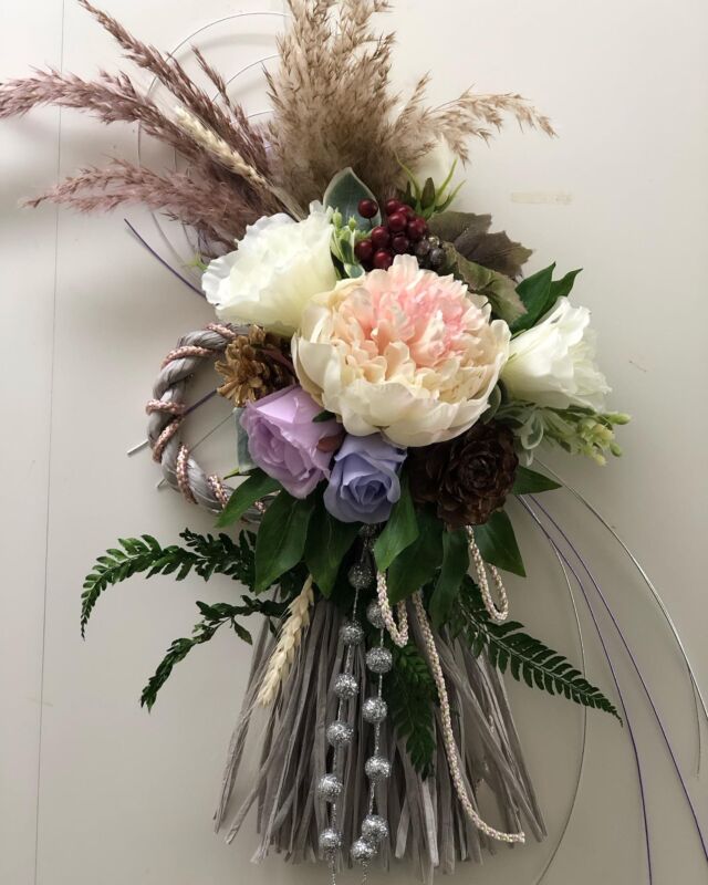こんにちは😃
フラワーヒルズです。

先週3日間に渡りブティック
pinks様で行われた
しめ飾りワークショップの
作品です✨

2時間もかかる工作❗️
皆様黙々と制作に励みました✨

シックな色合いの中にも
それぞれの個性がキラリ✨

苦労の甲斐がありました❣️
素敵な大人のしめ飾りで
新年を迎えましょう💖

今年のpink's様のワークショップ
もこれが最終です。

ご参加頂きました皆様、
オーナーの大貫様、
ありがとうございました😊

来年も皆様との交流を
楽しみにしております^ - ^

どうぞ良いお年をお迎えください💖

#pink's
#ブティック
#フラワーヒルズ
#マーサーズ
#しめ飾り
#お正月
#年末
#ワークショップ
#フラワーアレンジメント
#季節の花
#花ごよみ
#花のある暮らし