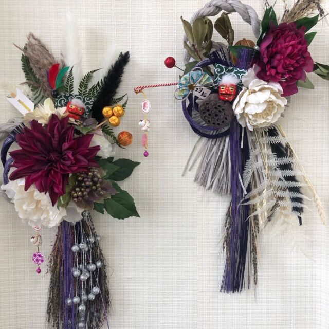 こんにちは😃
フラワーヒルズです。

12月21日の花ごよみ
プレミアムの作品です。

シックな色合いのベースに
可愛らしいお正月アクセサリー
が沢山アレンジされています❗️

玄関に飾って
福を呼び込みましょう❣️

楽しい事が沢山ありますように
😊

良いお年をお迎えください^ - ^

#フラワーヒルズ
#マーサーズ
#お正月
#しめかざり 
#年の瀬
#フラワーアレンジメント
#花ごよみ
#プレミアム
#四季の花
#季節の花
#ワークショップ
#癒し
#楽しみ
#フラワーレッスン
#花のある暮ら