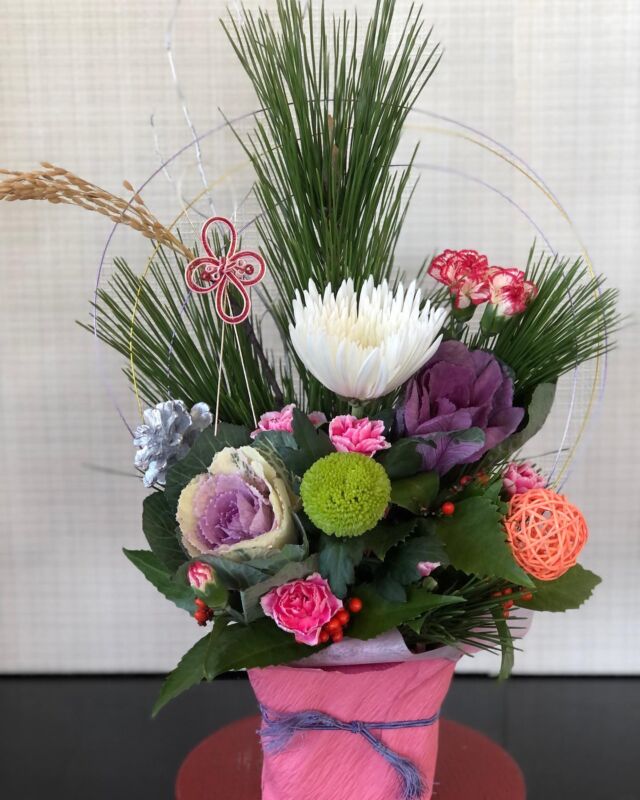 あけましておめでとう
ございます㊗️

今年も花ごよみを
よろしくお願いいたします。

昨年12月28日の
お正月アレンジメント✨

皆様、素晴らしい作品を飾り
晴れやかな新年をお迎えの
事と思います^ - ^

今年もワクワク、ウキウキする
楽しい花ごよみ時間を
皆様と一緒に過ごしたいと
思いますので、
どうぞ宜しくお願いいたします。

2023年も第2、第4水曜日に
午前の部10時から
午後の部1時30分からの
開催予定です。

内容につきましては、
インスタグラム予告または、
お電話にて、お問合せ下さい。

因みに今年最初の花ごよみ
1月11日は冬のアレンジメント
(生花)です。

午後の部にお席の余裕が
あります。

フラワーヒルズ
📞0289-63-6031
(1月4日より営業)

#フラワーヒルズ
#マーサーズ
#フラワーアレンジメント
#お正月
#松
#フラワーレッスン
#楽しい
#癒し
#ワークショップ
#花
#花のある暮らし
#新年